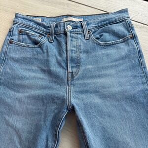 Levi's Wedgie Fit Button Fly Jeans Women's Size 27 Light Wash Distressed Raw Hem